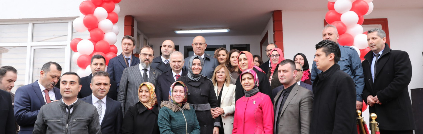 Bakan Kaya, Minik Kalplerle El Ele Derneği'nin Tekirdağ’ın Kapaklı ilçesinde yaptırdığı Çocuk Destek Merkezi'nin açılışını yaptı.