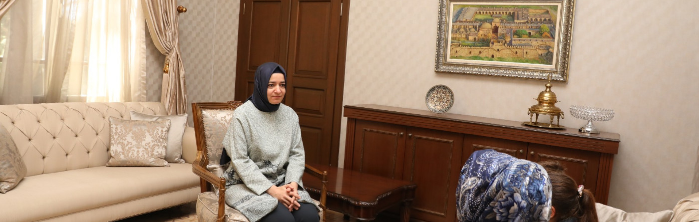 Bakan Kaya, istismar mağduru anneyi çocuklarına kavuşturdu.