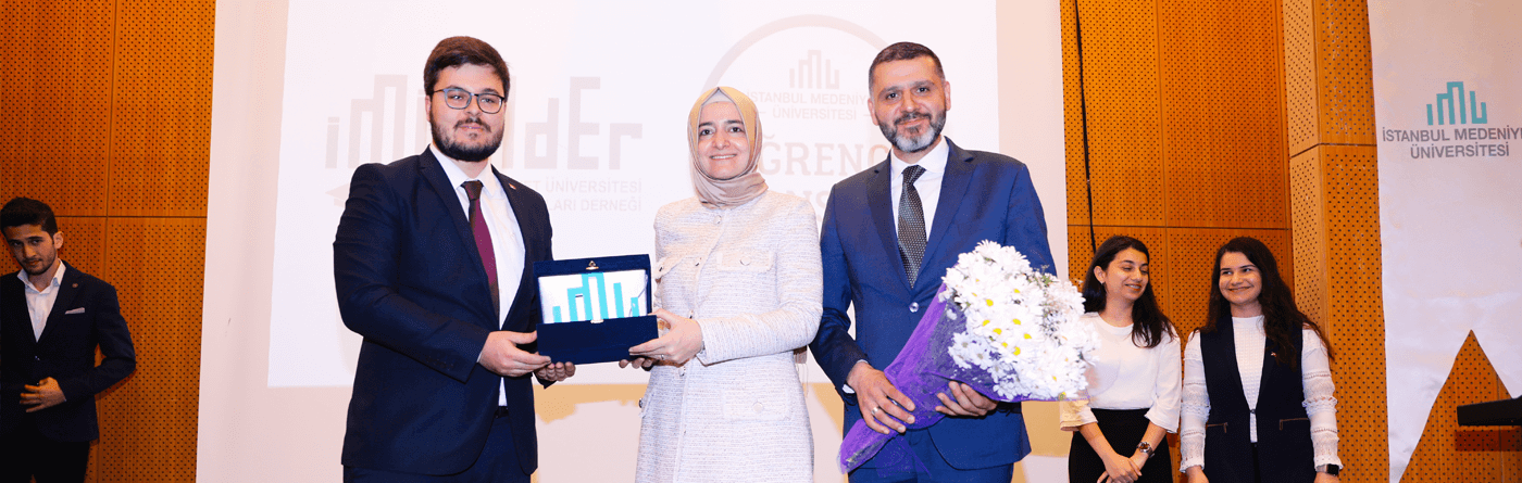 Bakan Kaya, İstanbul Medeniyet Üniversitesi Mezunları ve Mensupları Derneği tarafından düzenlenen, "Yeni Sisteme Doğru Güncel Politika" konulu konferansa katıldı.