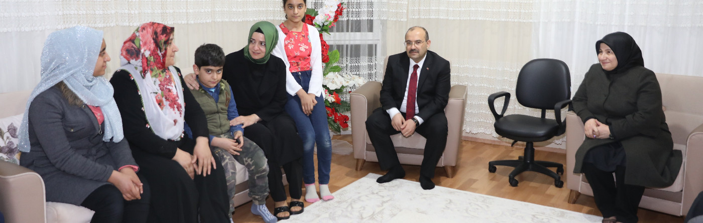 Bitlis’te temaslarda bulunan Bakan Kaya, 15 Mayıs 2017'de terör örgütü PKK'ya yönelik operasyonda şehit olan güvenlik korucusu Çetin Karabulut'un ailesini ziyaret etti.