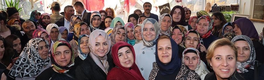 Van’da temaslarda bulunan Bakan Kaya, Edremit Kültür Merkezi ve Şabaniye Aile Destek Merkezinin de aralarında bulunduğu tesislerin toplu açılış törenine katıldı.