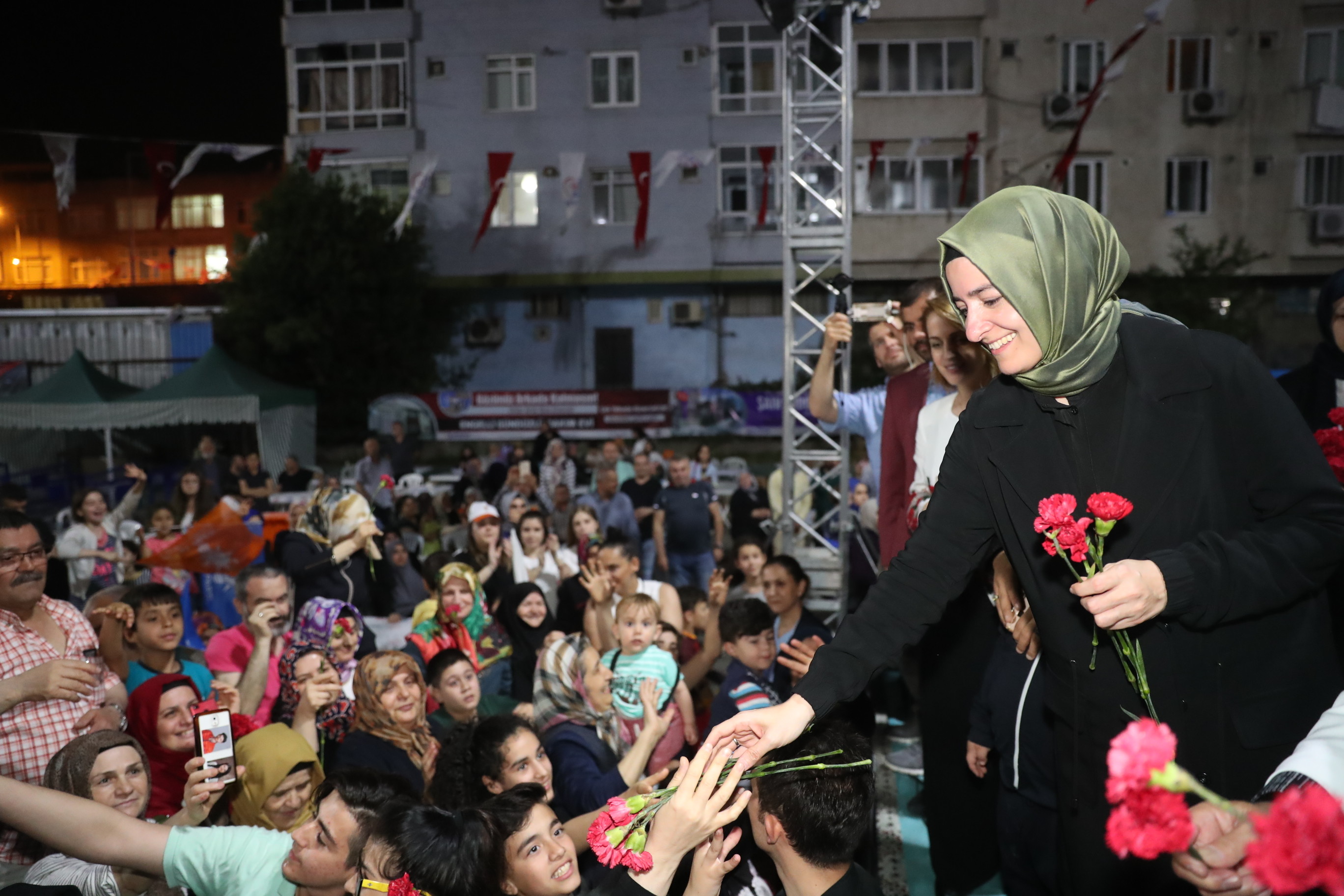 Bakan Kaya, seçim çalışmalarını Bayrampaşa’da sürdürdü.