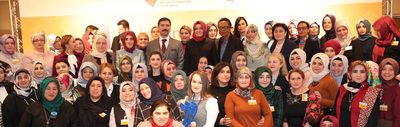 Bakan Kaya, Almanya’nın Köln kentinde Aile ve Sosyal Politikalar Bakanlığı ile Avrupalı Türk Demokratlar Birliği tarafından düzenlenen "1. Uluslararası Kadın Zirvesi"ne katıldı.