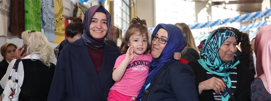 "Nasıl ki bir evde erkek çocuk ile kız çocuk beraber büyüyorsa, koruyucu ailelerimiz içinde de erkek çocuğu olup kız evlat verdiğimiz birçok aile bulunmakta. Bu haber tamamen gerçek dışıdır"