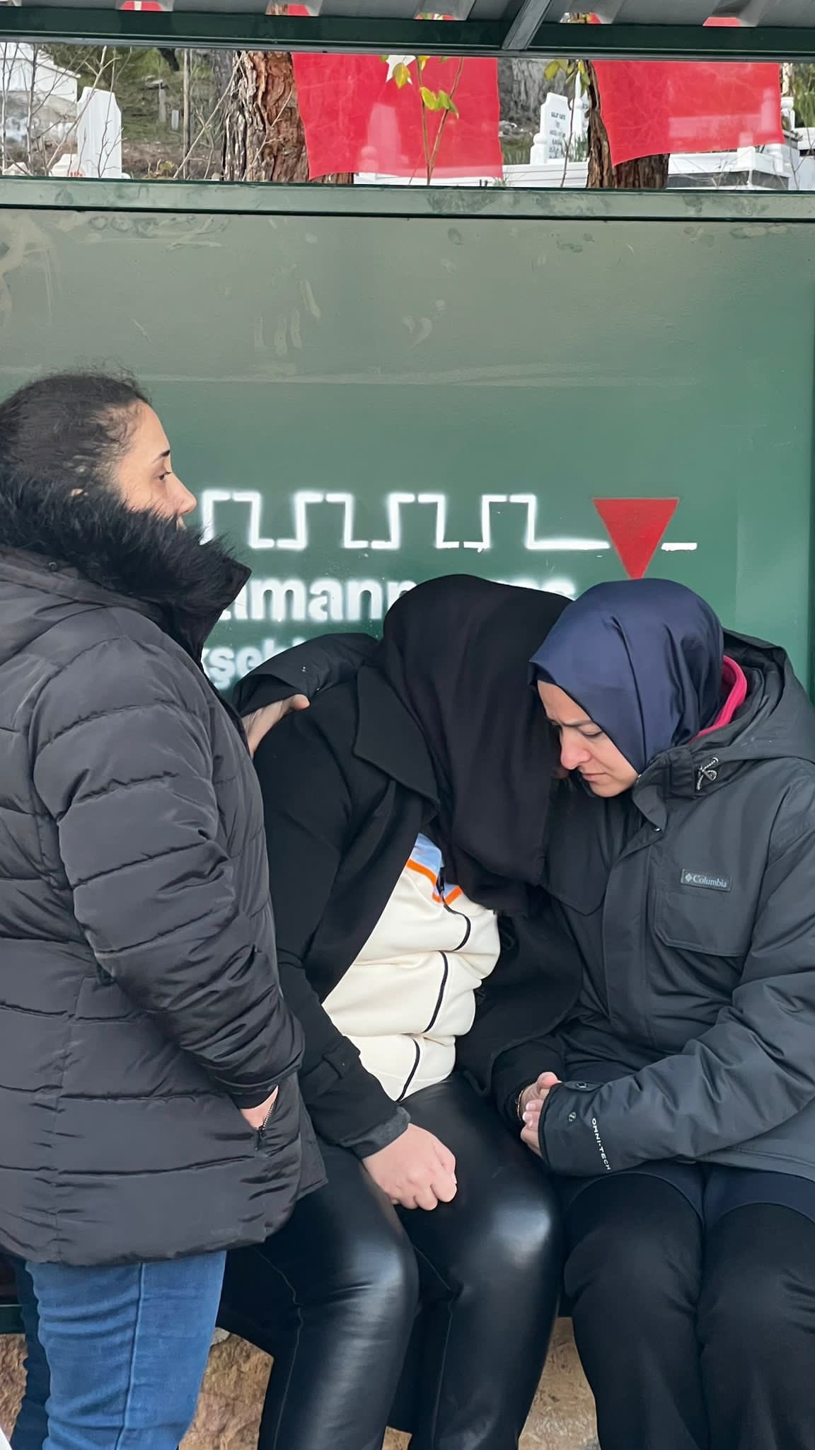 İstanbul Milletvekili Sayan Depremzedelere Sıcak Yemek Dağıttı