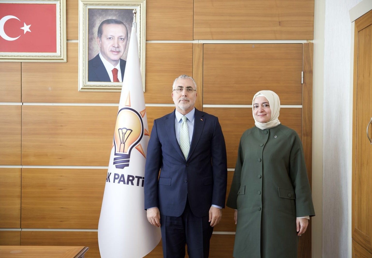 AK Parti Genel Başkan Yardımcısı Sayan Çalışma ve Sosyal Güvenlik Bakanı Vedat Işıkhan’ı Ağırladı
