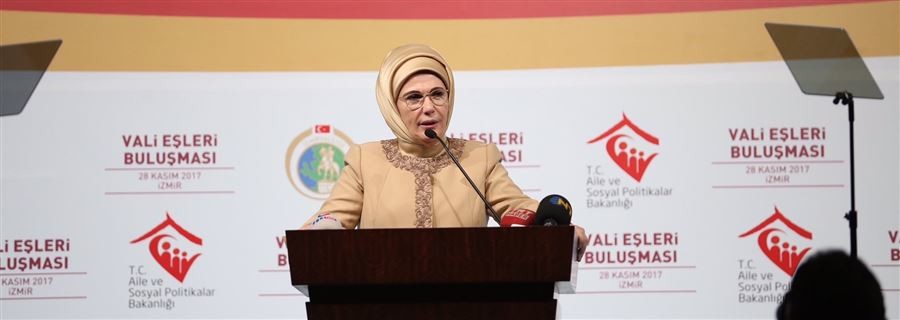 Emine Erdoğan Hanımefendi ve Bakan Kaya, Gönül Elçileri Projesi kapsamında İzmir’de düzenlenen "Vali Eşleri Buluşması"na katıldı.