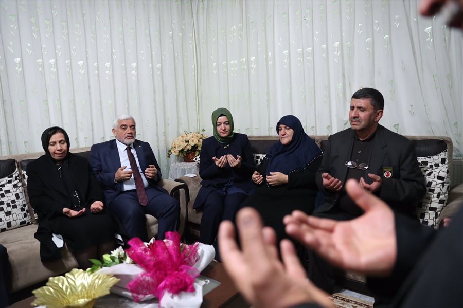 Bakan Kaya, Güneydoğu Anadolu Bölgesi'ndeki operasyonlarda 23 yıl önce şehit düşen Jandarma Çavuş Nedim Gilgil'in Kilis'teki ailesini ziyaret etti.
