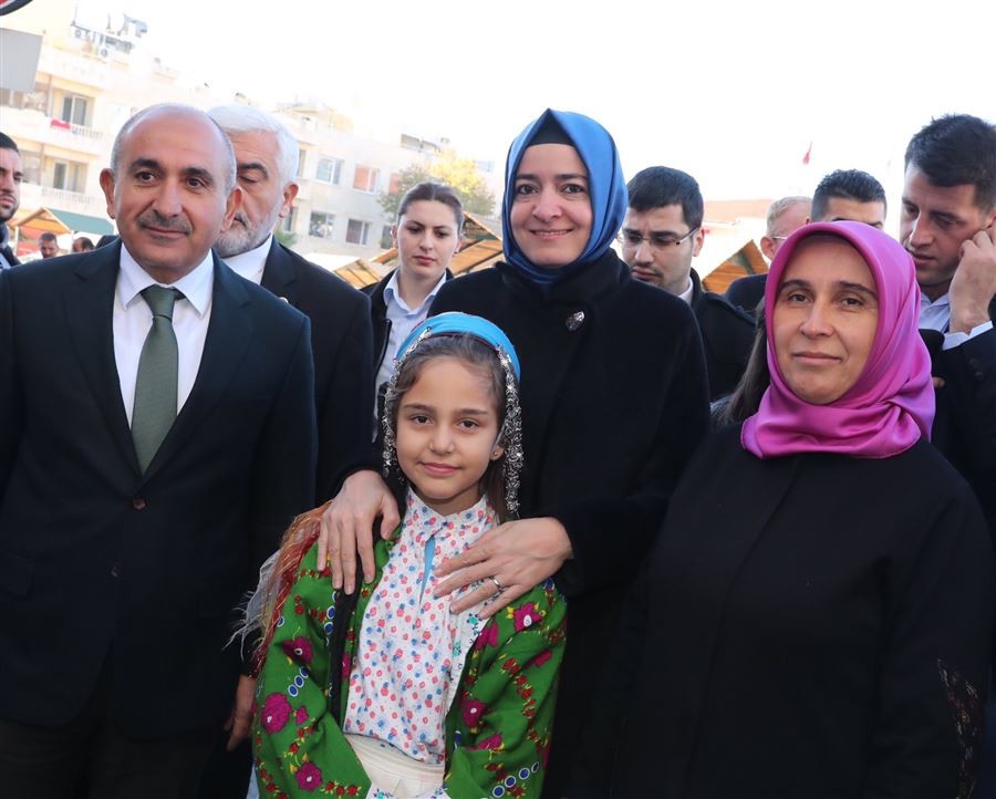 Kilis’te temaslarda bulunan Bakan Kaya, çocuklarla birlikte Hz. Bilal-i Habeşi filmini izledi.