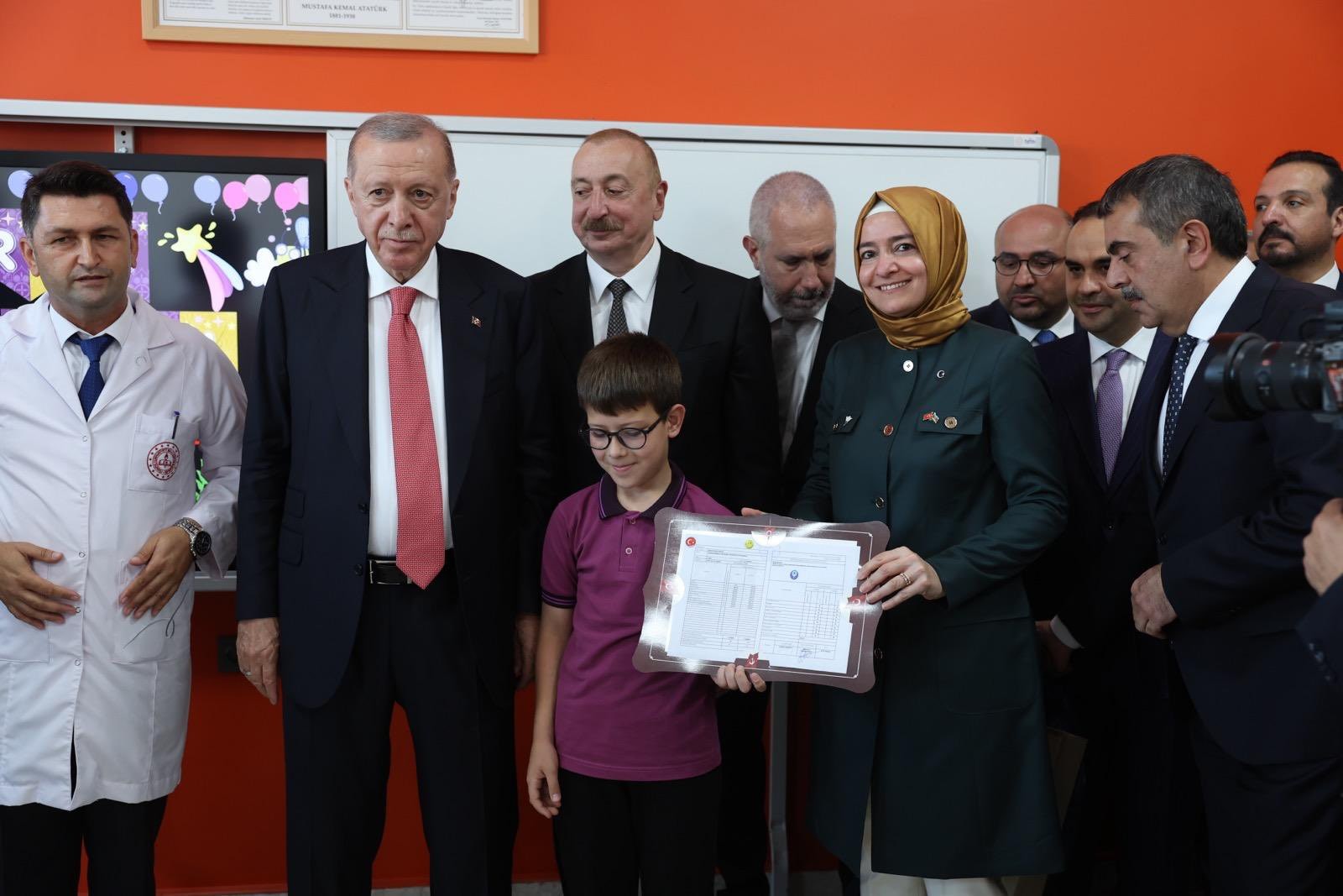 AK Parti Genel Başkan Yardımcısı Sayan Öğrencilerin Karne Sevincine Ortak Oldu