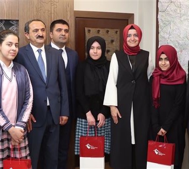 Bingöl'de temaslarda bulunan Bakan Kaya, YGS Türkiye birincisi Ahsen Zeynep Kaya ve TEOG sınavlarında Türkiye birincileri arasına giren öğrencilerle bir araya geldi.
