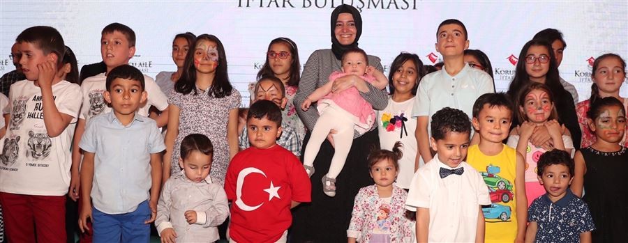 ''Bir ülkeyi sevgi ve umut coğrafyası haline getirmek istiyorsak çocuklarımızı her türlü tehlike ve kötülükten koruyarak, aile yanında gelişimlerini desteklemek zorundayız"