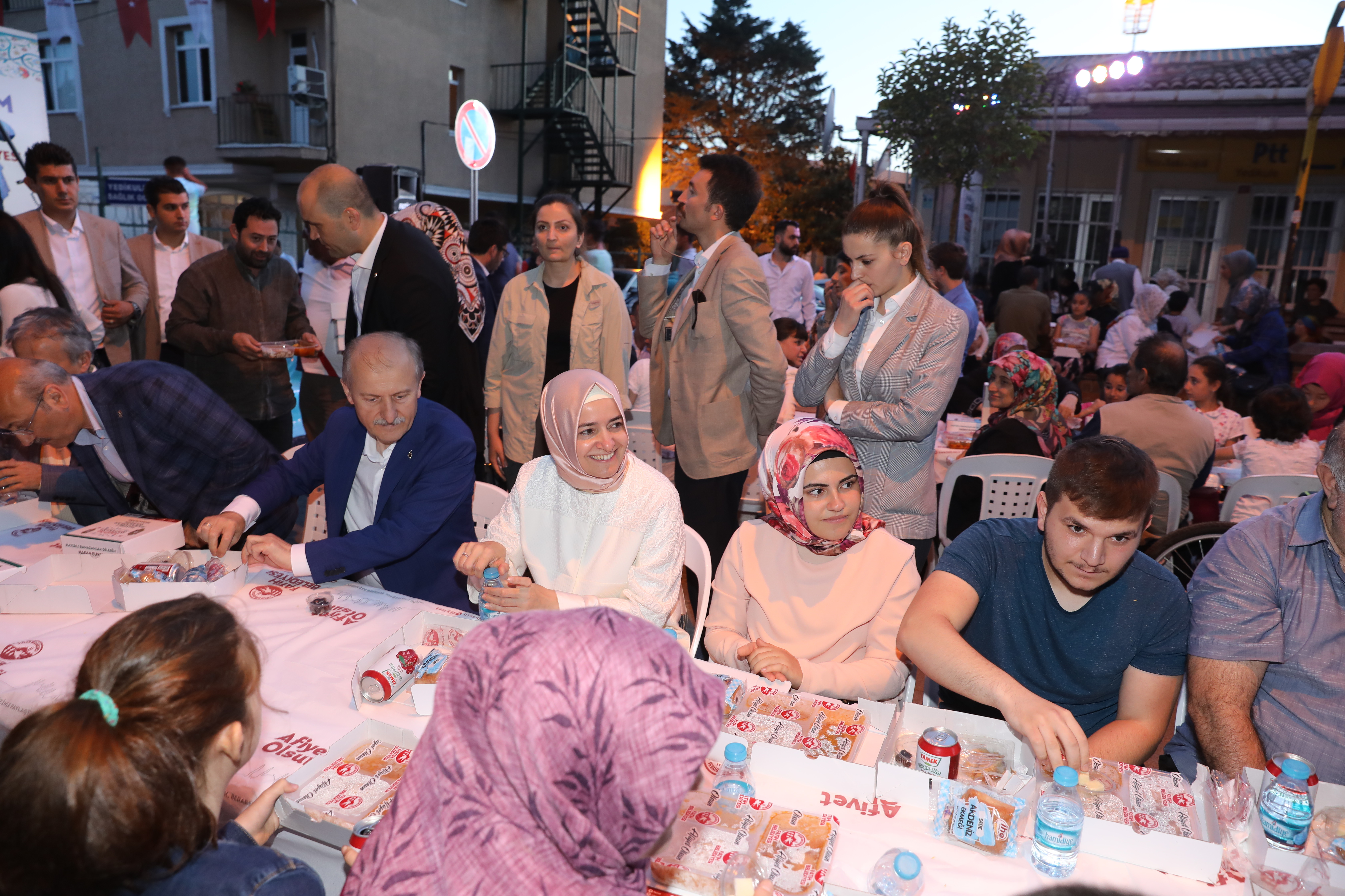 Bakan Kaya, seçim çalışmalarını Fatih’te sürdürdü.