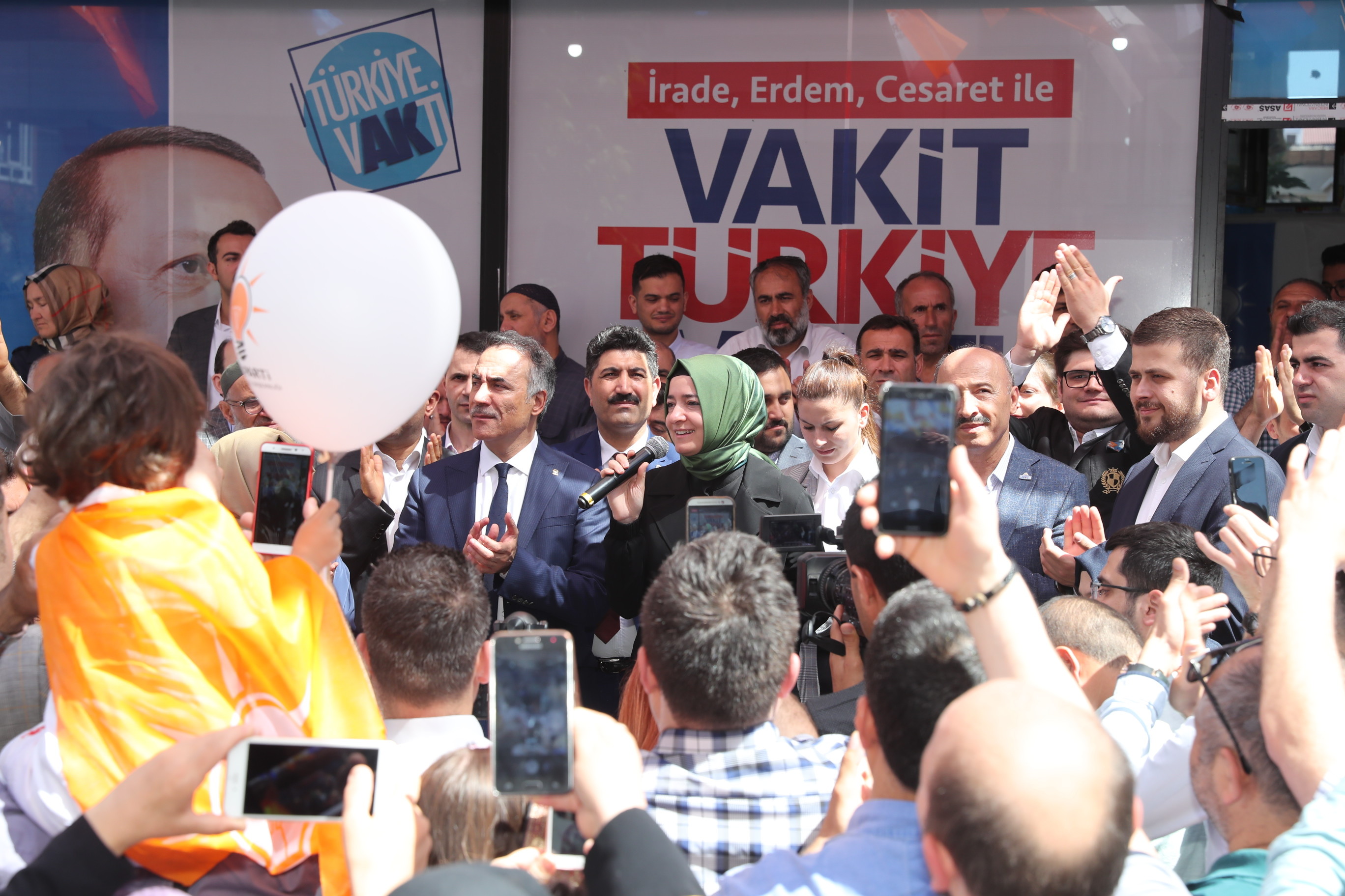 Bakan Kaya, seçim çalışmalarını Sultangazi’de sürdürdü.