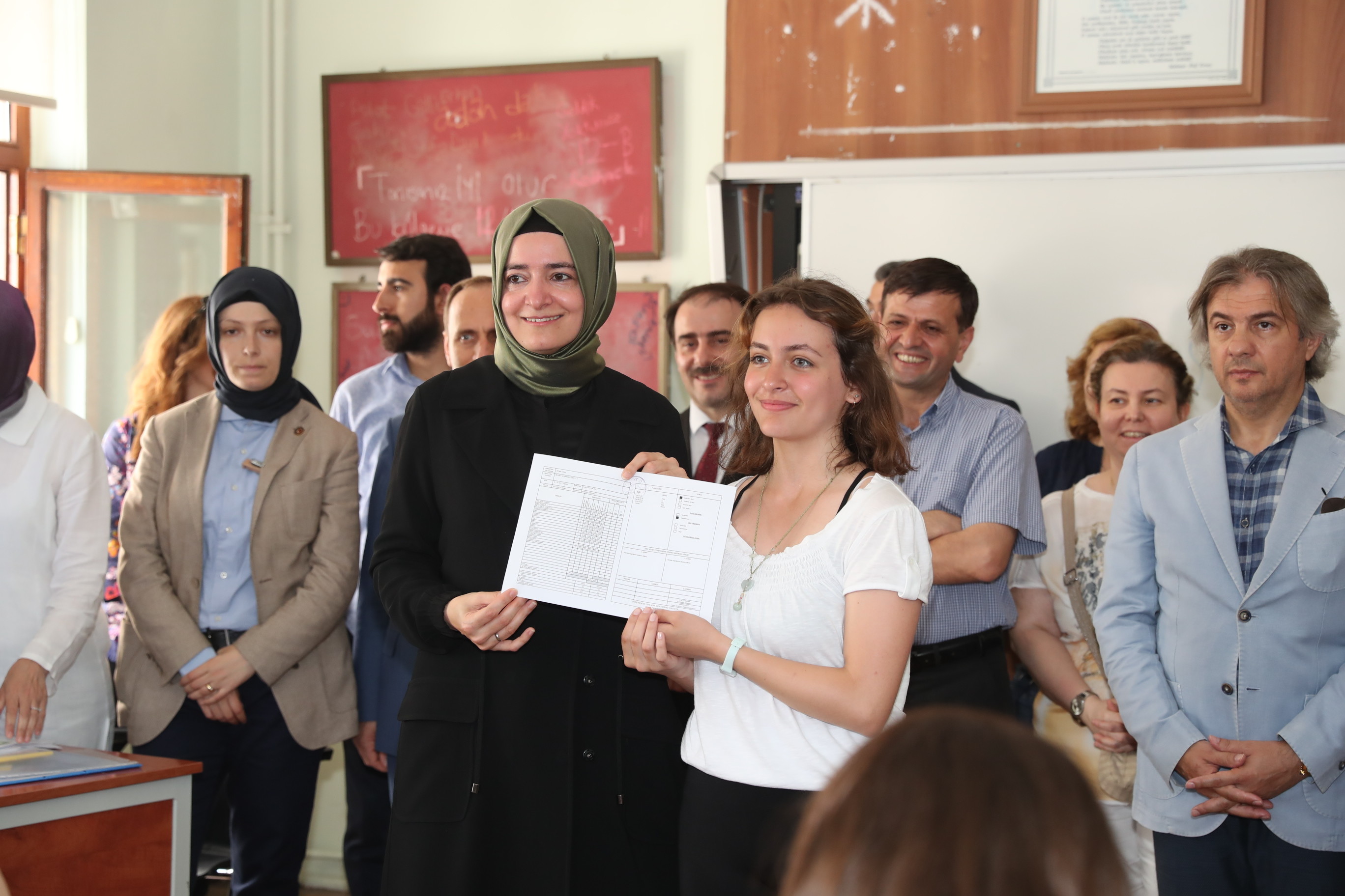 Bakan Kaya, mezun olduğu okulda karne dağıttı.