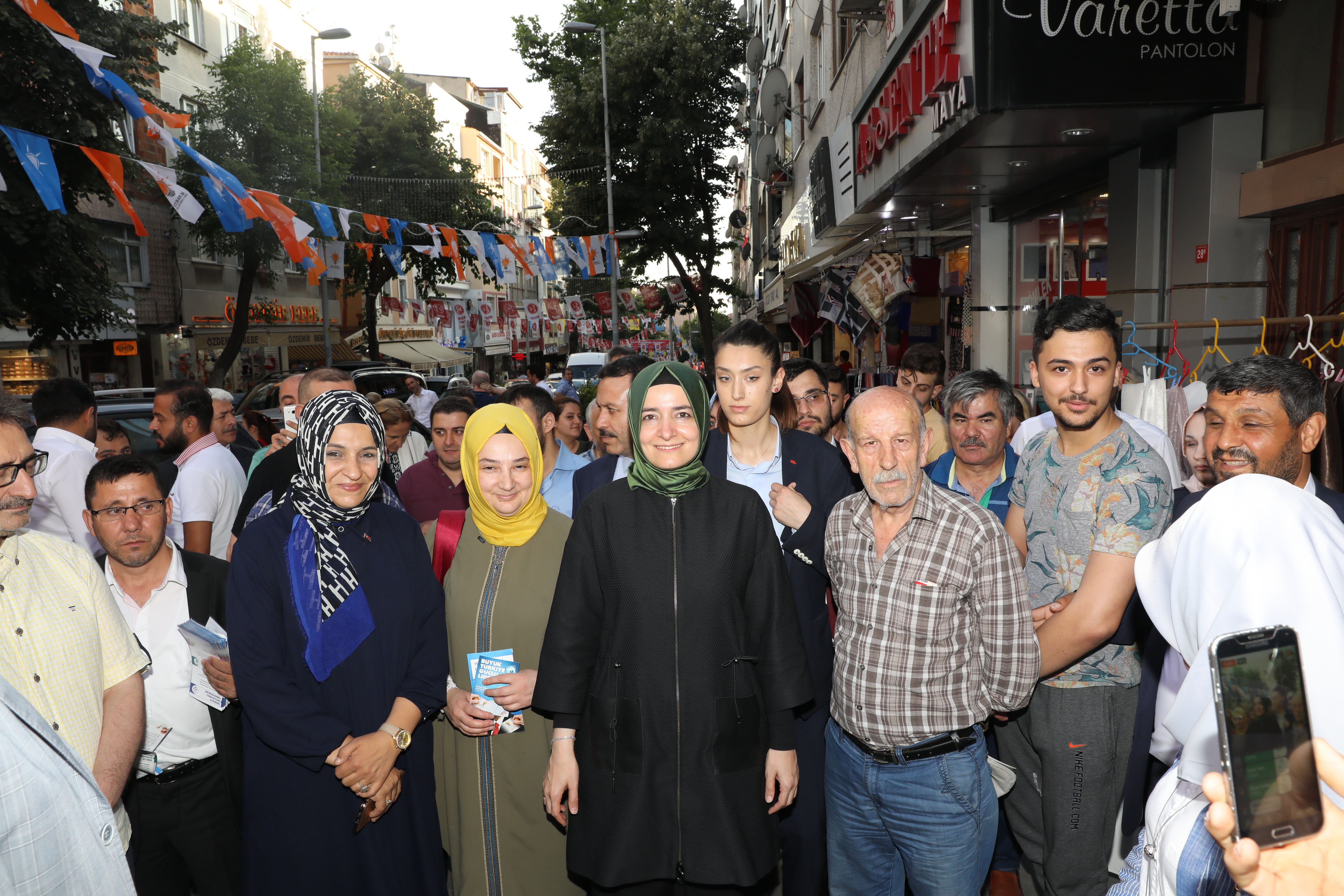 Bakan Kaya, seçim çalışmalarına Bayrampaşa’da devam etti.