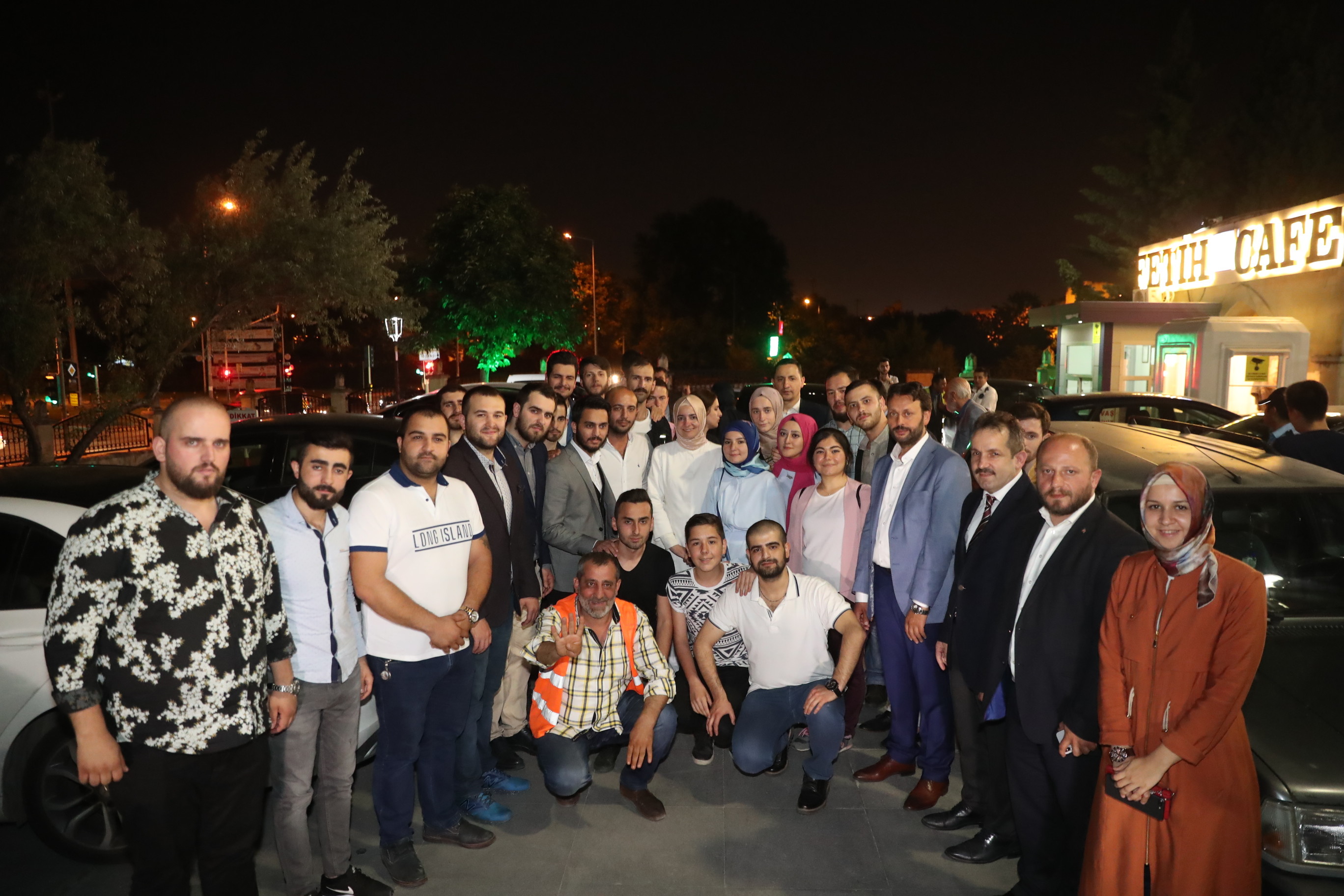 Bakan Kaya, seçim çalışmalarını Zeytinburnu’nda sürdürdü.