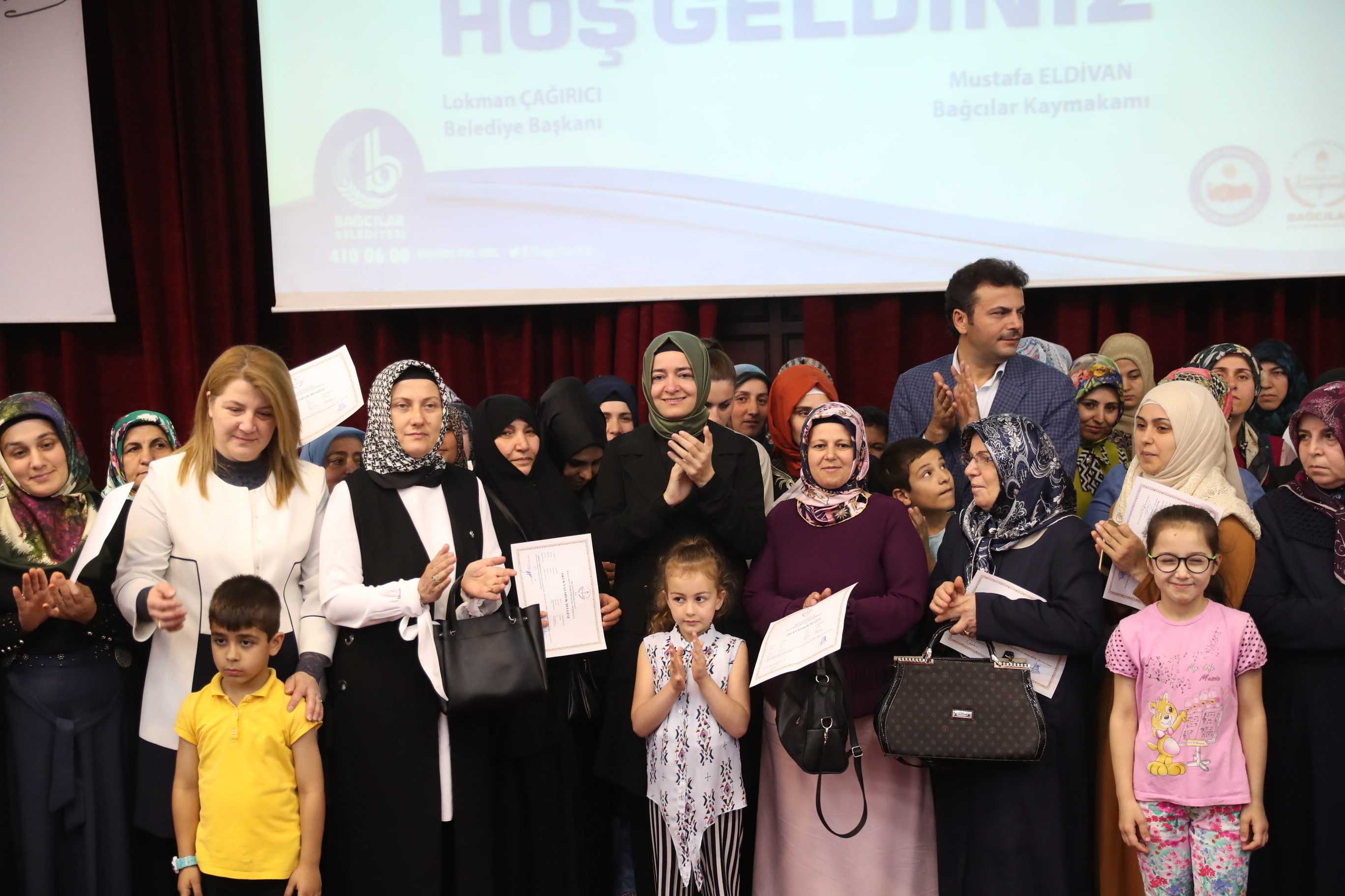 Bakan Kaya, Bağcılar Halk Sarayı'nda Okuma-Yazma Seferberliği kapsamında düzenlenen mezuniyet törenine katıldı.