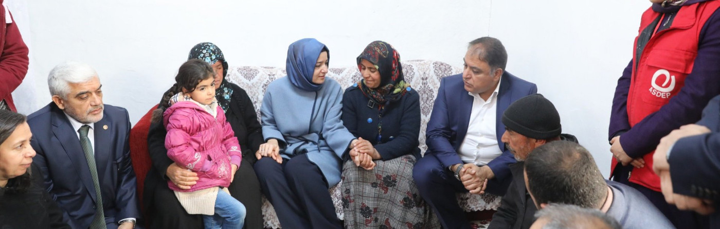 Bakan Kaya, Zeytin Dalı Harekatı kapsamında terör örgütü unsurlarına karşı gerçekleştirilen operasyonda şehit olan 25 yaşındaki Piyade Uzman Çavuş Yunus Emre Doğan'ın, Kilis'in Polateli ilçesi Yılanca köyündeki ailesini ziyaret etti.