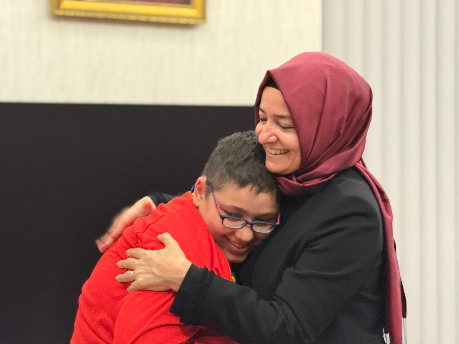 AK Parti Genel Başkan Yardımcısı Sayan Kaya, Türkiye Şampiyonu Sporcu İlayda Sayın’ı Misafir Etti