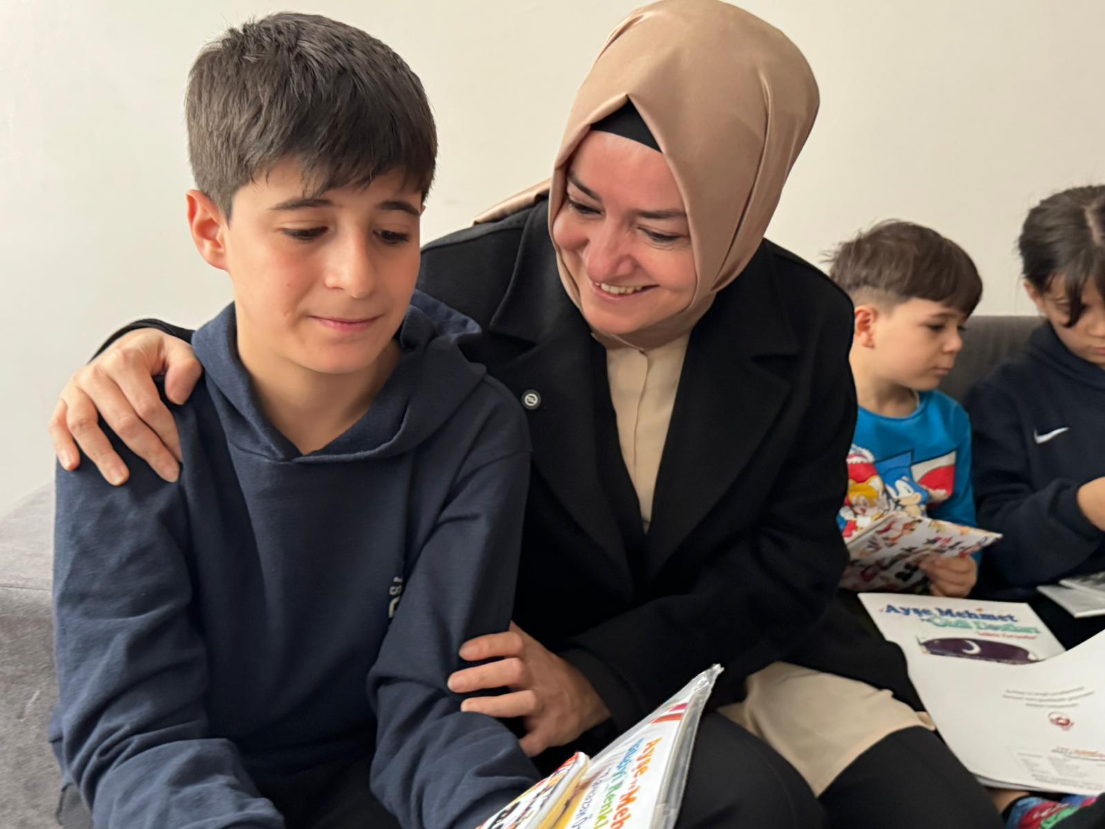 AK Parti Genel Başkan Yardımcısı Sayan Kaya, Fatih’te Hane Ziyaretlerinde Bulundu